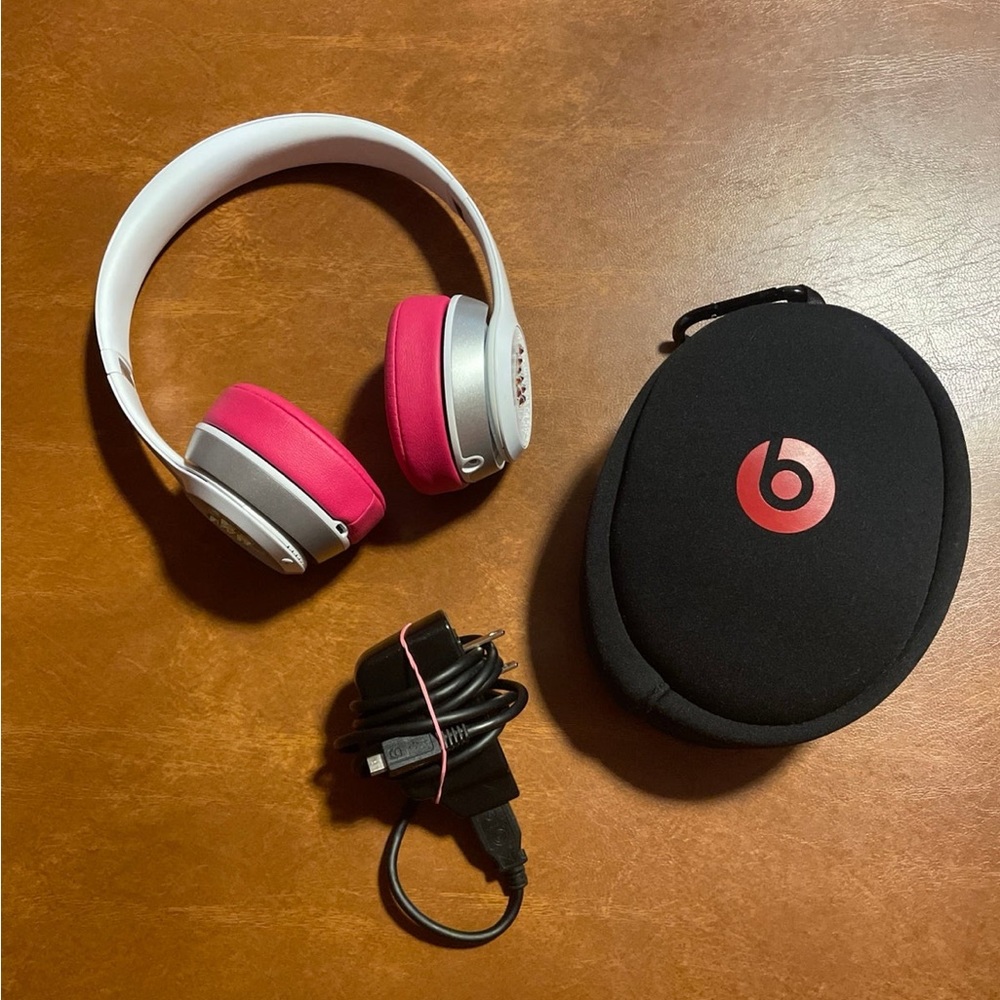Beats by Dr. Dre Beats Solo2 Wireless in White
